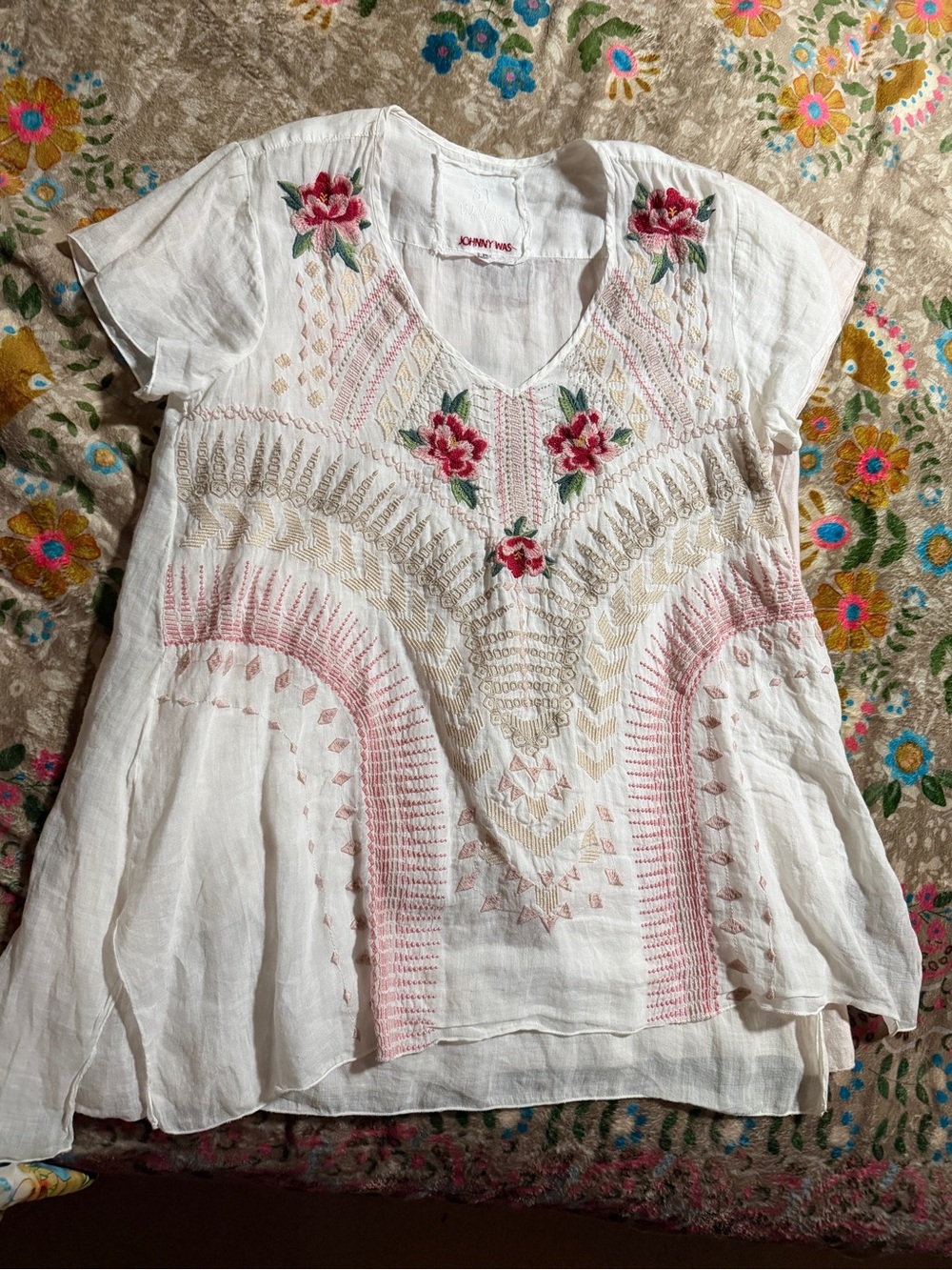 Johnny Was White Linen V-Neck Tunic with nice pink/red & Green Floral Embroidery